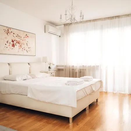 Crown Three Bedroom דירה *