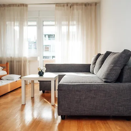 Crown Three Bedroom דירה *